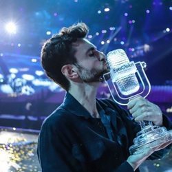 Duncan Laurence besa el micrófono de cristal al alzarse como ganador de Eurovisión 2019