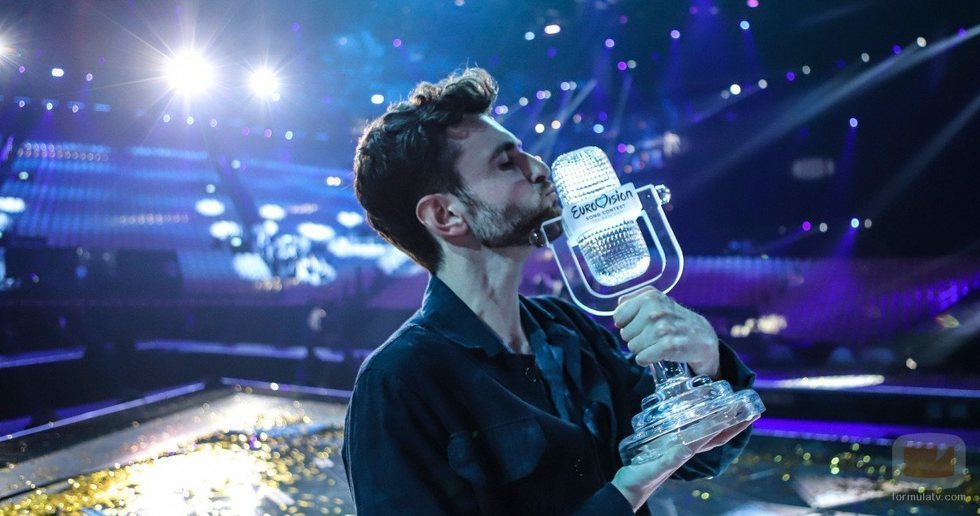Duncan Laurence besa el micrófono de cristal al alzarse como ganador de Eurovisión 2019
