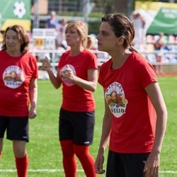 Lola Trujillo jugando al fútbol en el 11x05 de 'La que se avecina'