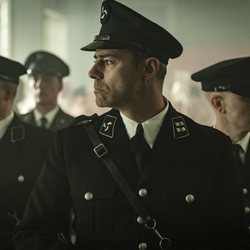 Manu Fullola es un agente del Estado en 'La valla'