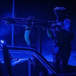 Un soldado apunta con su arma en 'La valla'