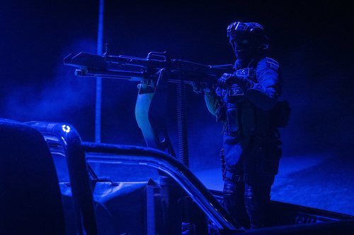 Un soldado apunta con su arma en 'La valla'