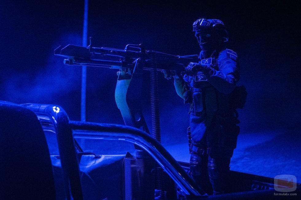 Un soldado apunta con su arma en 'La valla'