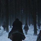 Jon Snow se adentra en un bosque rodeado de salvajes en el 8x06 de 'Juego de Tronos'