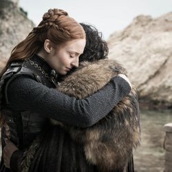 Sansa Stark abraza a Jon durante el 8x06 de 'Juego de Tronos'