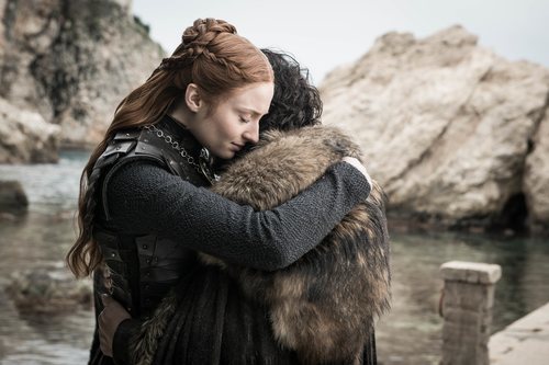 Sansa Stark abraza a Jon durante el 8x06 de 'Juego de Tronos'