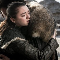 Arya Stark abraza a Jon Snow durante el 8x06 de 'Juego de Tronos'