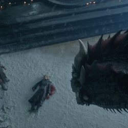 Daenerys Targaryen yace muerta ante Jon Snow mientras Drogon mira en el 8x06 de 'Juego de Tronos'