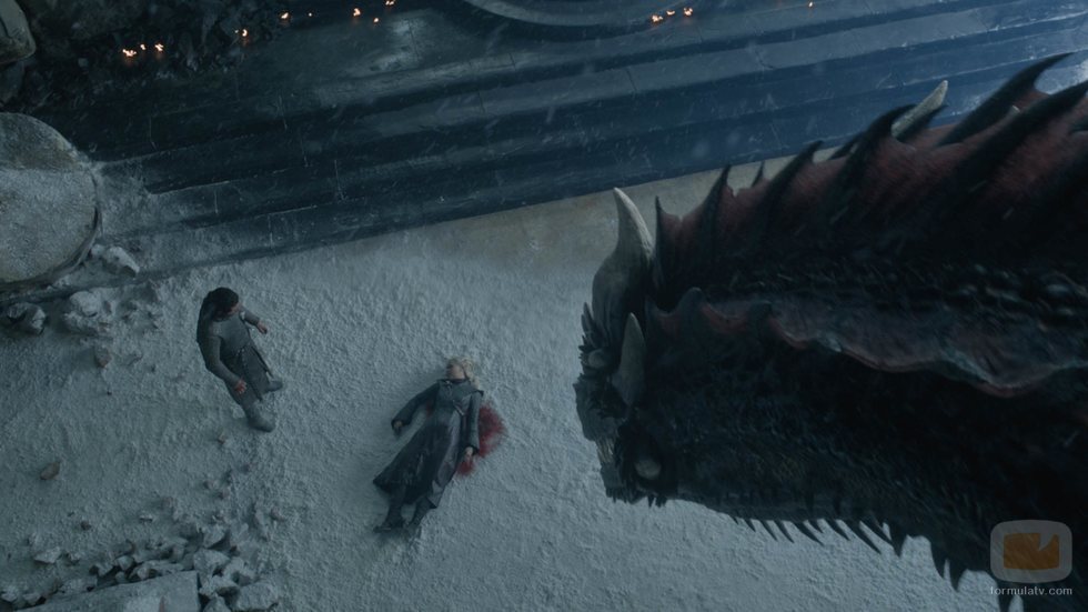 Daenerys Targaryen yace muerta ante Jon Snow mientras Drogon mira en el 8x06 de 'Juego de Tronos'