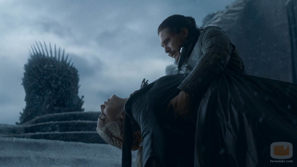 Jon sujeta el cuerpo de Daenerys en el 8x06 de 'Juego de Tronos'