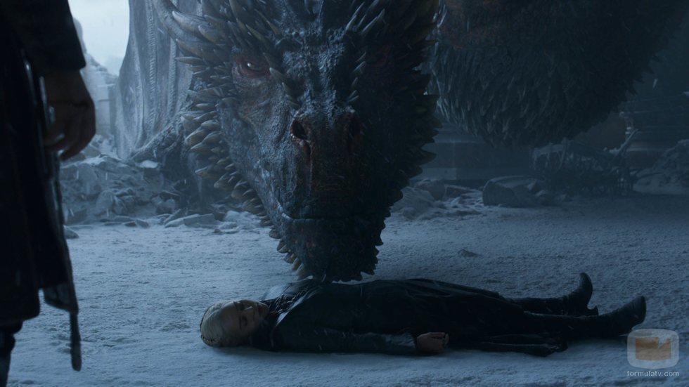 El cadáver de Daenerys ante Drogon en el 8x06 de 'Juego de Tronos'