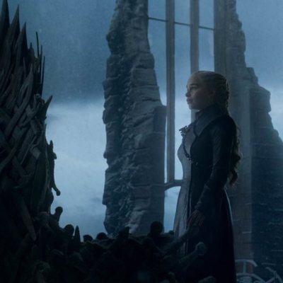 Daenerys observa el Trono de Hierro tras haberlo conquistado en el 8x06 de 'Juego de Tronos'