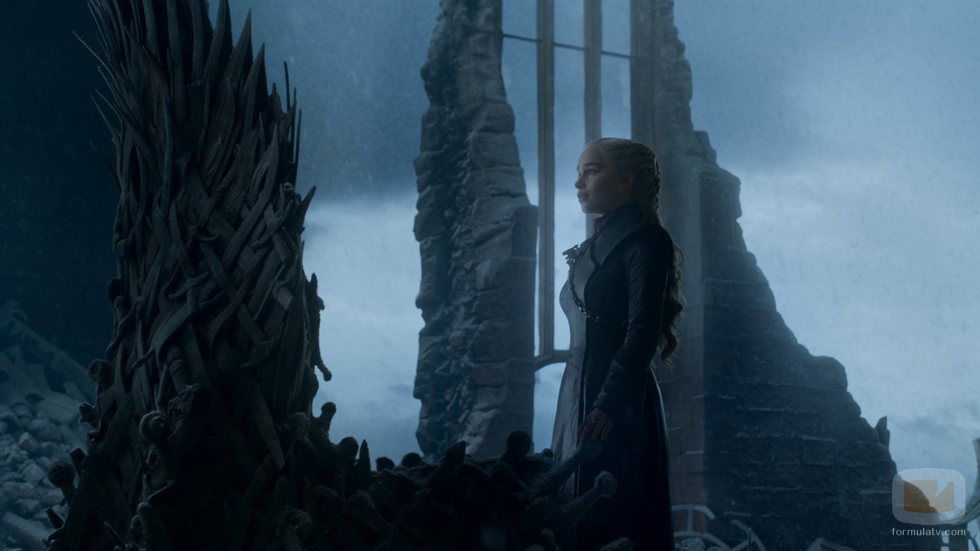 Daenerys observa el Trono de Hierro tras haberlo conquistado en el 8x06 de 'Juego de Tronos'