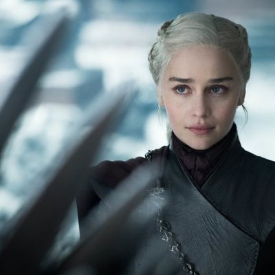 Daenerys Targaryen de 'Juego de Tronos' contempla las puntiagudas espadas del Trono de Hierro en el 8x06
