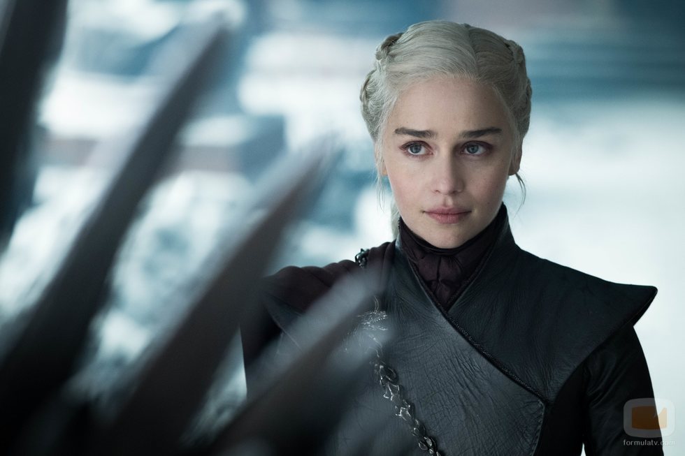 Daenerys Targaryen de 'Juego de Tronos' contempla las puntiagudas espadas del Trono de Hierro en el 8x06