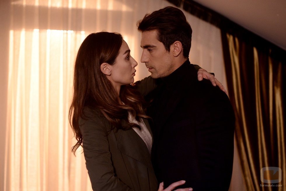 Ferhat Aslan y Asli Çinar apasionados, en 'Amor en blanco y negro'