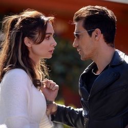 Ferhat Aslan y Asli Çinar juntos, en 'Amor en blanco y negro'