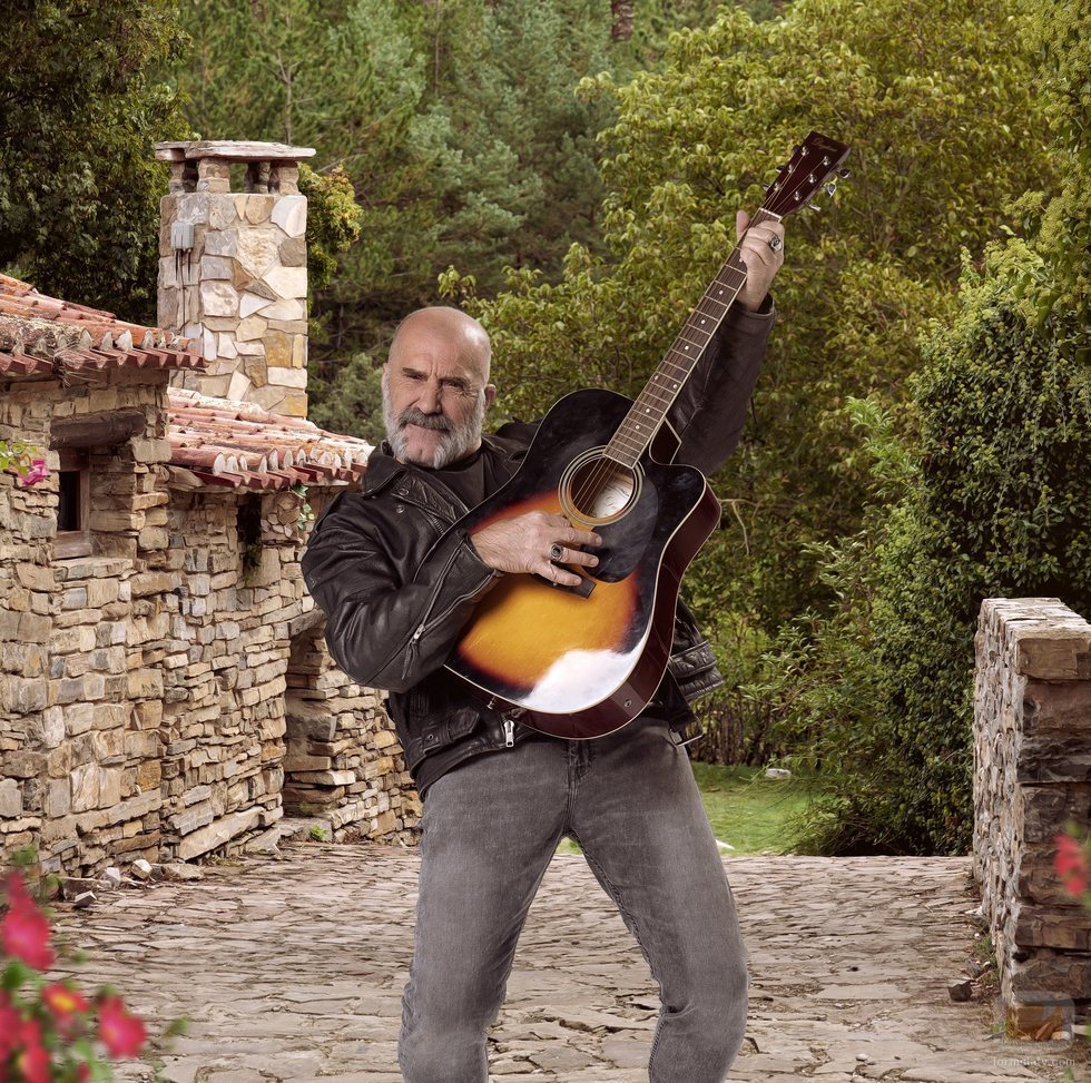 Echegi es una estrella retirada del rock en 'El Pueblo'