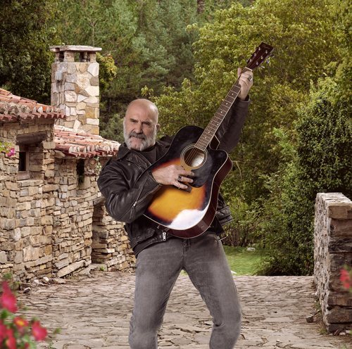 Echegi es una estrella retirada del rock en 'El Pueblo'