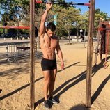 Jorge Pérez, concursante de 'Supervivientes 2020', entrenando con el torso desnudo