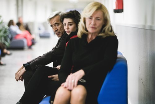 Antonio, María y Mercedes esperan en el hospital en el 20x10 de 'Cuéntame cómo pasó'