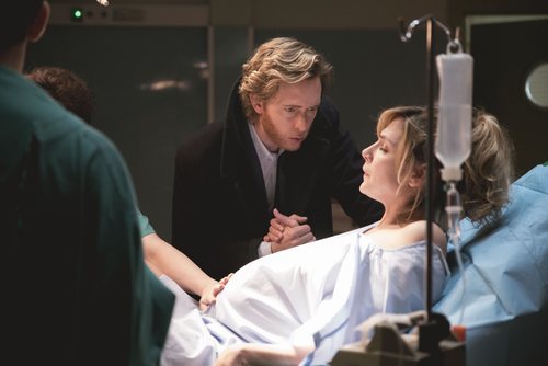 Toni Alcántara en el parto de su mujer Deborah en el 20x10 de 'Cuéntame cómo pasó'