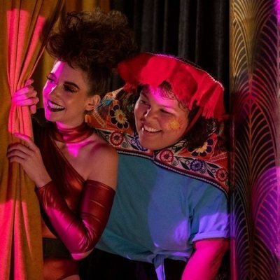 Ruth y Carmen miran entre bambalinas su espectáculo en la tercera temporada de 'GLOW'