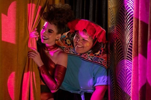 Ruth y Carmen miran entre bambalinas su espectáculo en la tercera temporada de 'GLOW'