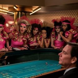 Las principales luchadoras de 'GLOW' juegan a la ruleta en la temporada 3