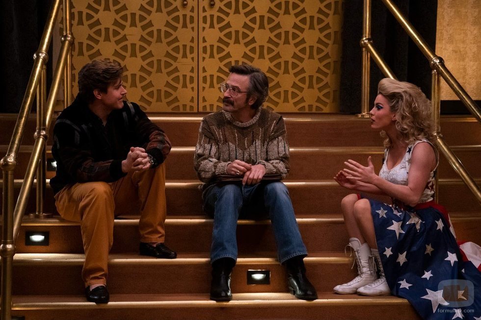 Bash y Sam hablan con Debbie en una escalera en la tercera temporada de 'GLOW'