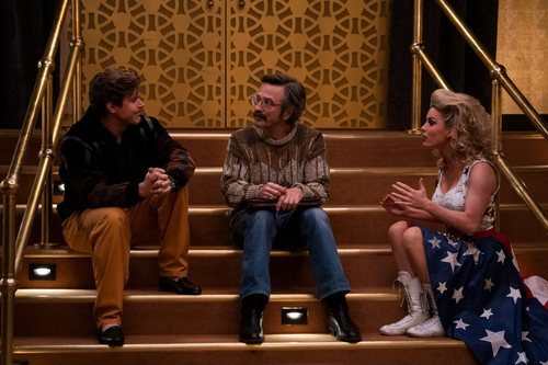 Bash y Sam hablan con Debbie en una escalera en la tercera temporada de 'GLOW'