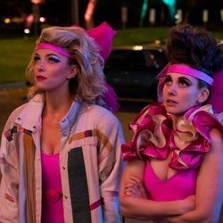 Ruth y Debbie de 'GLOW' en la tercera temporada