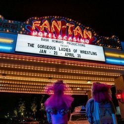 El cartel del espectáculo en Las Vegas de las chicas de 'GLOW' en la tercera temporada