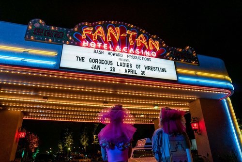 El cartel del espectáculo en Las Vegas de las chicas de 'GLOW' en la tercera temporada