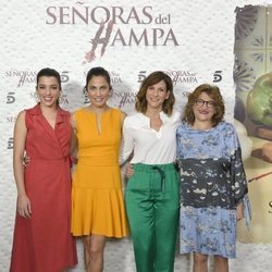 Las protagonistas de 'Señoras del (h)AMPA' posan ante los medios