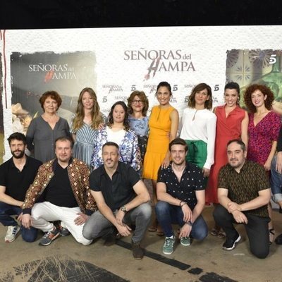 El reparto de 'Señoras del (h)AMPA' posa ante los medios