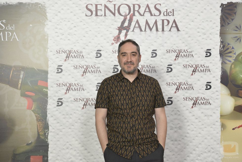 Alfonso Lara posa ante los medios en la presentación de 'Señoras del (h)AMPA'