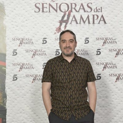 Alfonso Lara posa ante los medios en la presentación de 'Señoras del (h)AMPA'
