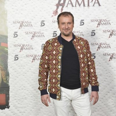 Fernando Cayo posa ante los medios en la presentación de 'Señoras del (h)AMPA'