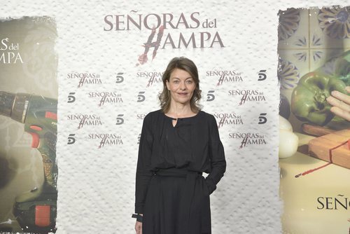 Nuria González posa ante los medios en la presentación de 'Señoras del (h)AMPA'