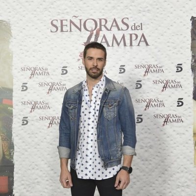Álex Barahona posa durante la presentación de 'Señoras del (h)AMPA'