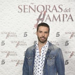 Álex Barahona ante las cámaras de la presentación de 'Señoras del (h)AMPA'