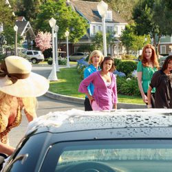 Edie Britt limpia su coche en 'Mujeres desesperadas'