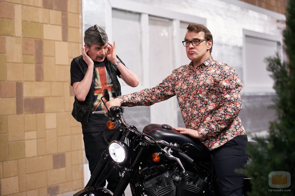 Bruno prueba a conducir una moto en el 11x07 de 'La que se avecina'