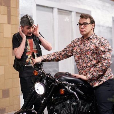 Bruno prueba a conducir una moto en el 11x07 de 'La que se avecina'