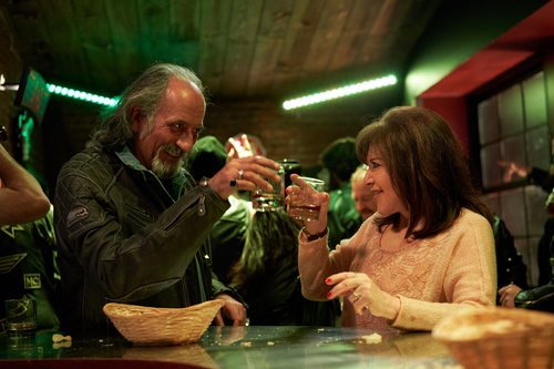 Menchu se toma una copa con un motero en el 11x07 de 'La que se avecina'