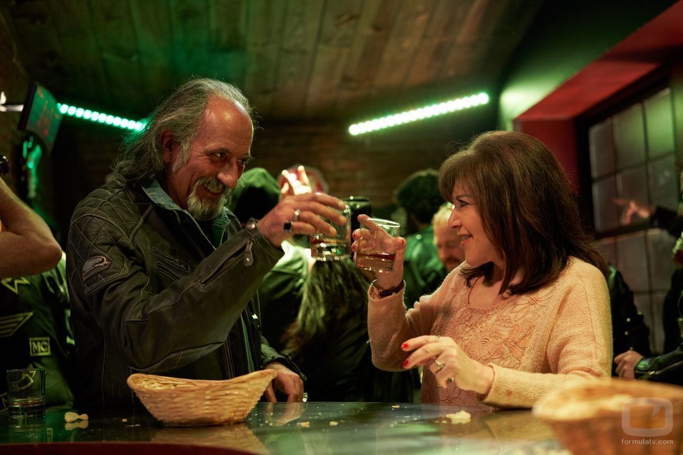 Menchu se toma una copa con un motero en el 11x07 de 'La que se avecina'