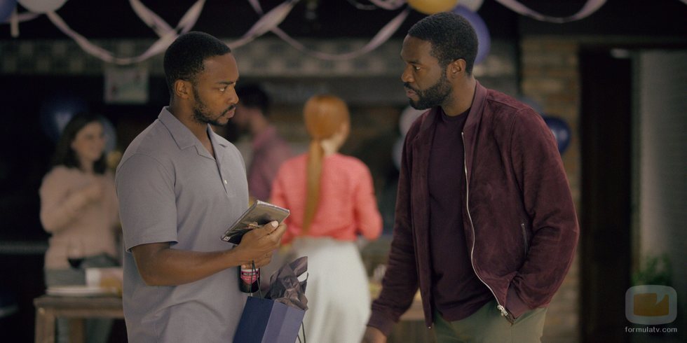 Anthony Mackie y Yahya Abdul-Mateen II en el 5x01 de 'Black Mirror'