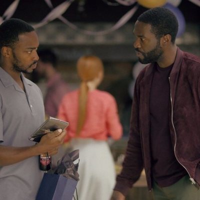 Anthony Mackie y Yahya Abdul-Mateen II en el 5x01 de 'Black Mirror'