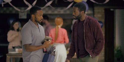 Anthony Mackie y Yahya Abdul-Mateen II en el 5x01 de 'Black Mirror'